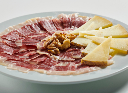 corte de jamón ibérico y queso manchego