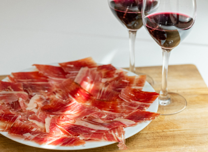 jamón ibérico y copa de vino tinto