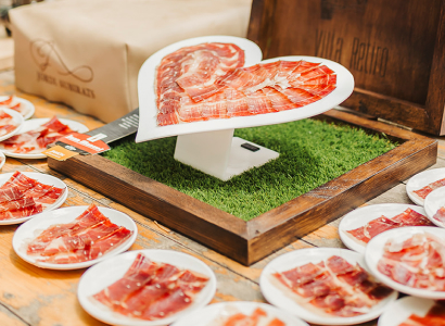 Jamón cortado en forma de corazón para bodas