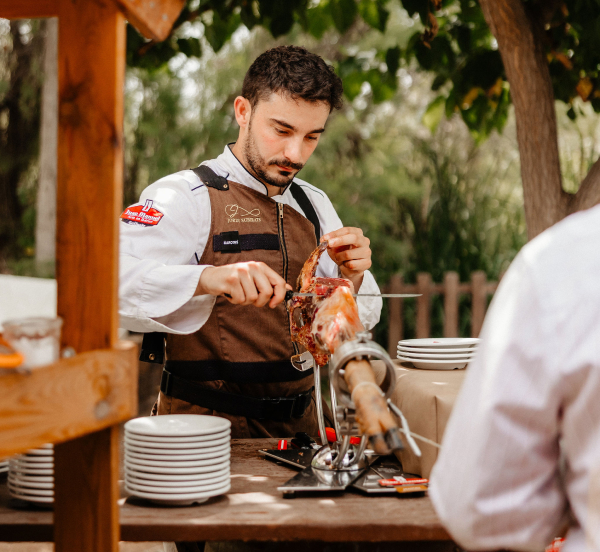 Jordi Subirats, cortando de jamón en un evento al aire libre