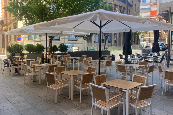 Terraza del restaurante La Placeta en Tortosa