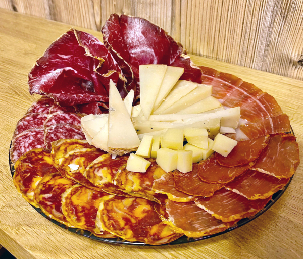 Plato de embutidos ibéricos y quesos en el restaurante La Placeta de Tortosa